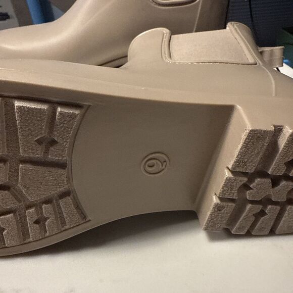 A New Day Women's Taupe Chelsea Rain Boots Size 9 Waterproof - Picture 7 of 11